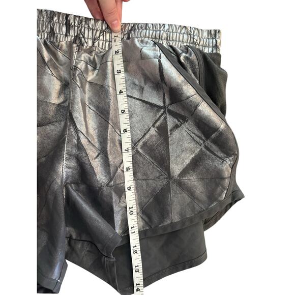 Under Armour Metallic HeatGear Running Shorts M Silver Black - Picture 8 of 8